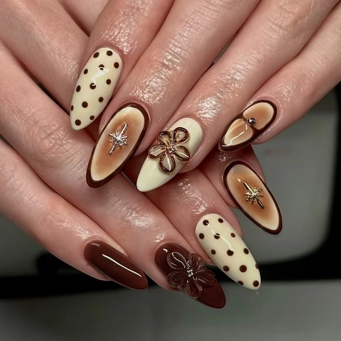 Press On Nails Mandelform Mit 3D Blumen Metallstern Polka Dots Vintage Karamellbraun ABS Künstliche Fingernägel Damen