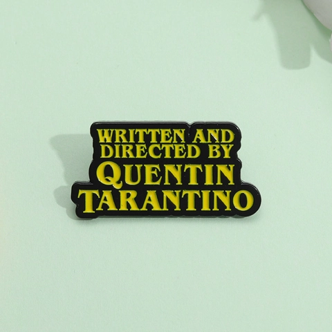 Broche Vintage Written And Directed By Quentin Tarantino Homenaje Cine Aleación Esmalte Insignia Letra Negro Amarillo Pin para Bolsos Ropa