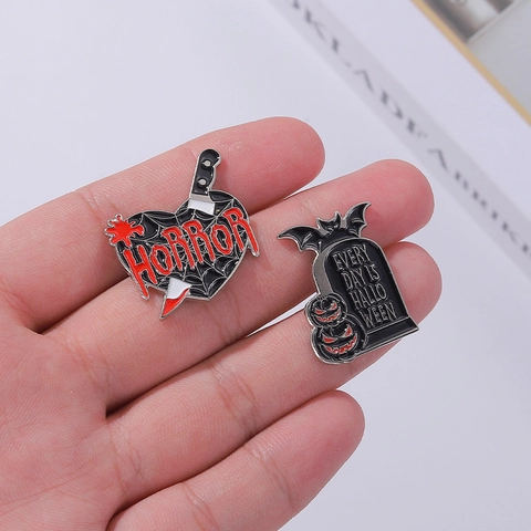 Broche de Esmalte para Halloween Gótico Terror Corazón Daga Libro Mágico Lápida Insignia Para Ropa Mochila Sombrero Joyería Punk Accesorios