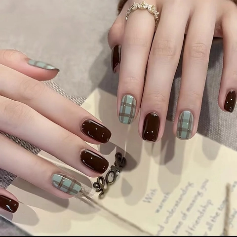 Short Square Press On Nails Maillard Brown Plaid Pattern Glossy Artificial False Nails For Women Daily Wear