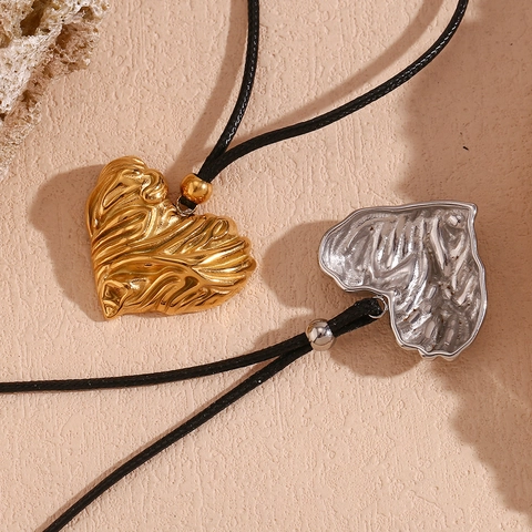 Minimalistische Edelstahl Herz Anhänger Halskette Für Damen 18K Vergoldet Plissierte Textur Lederschnur Mode Schmuck