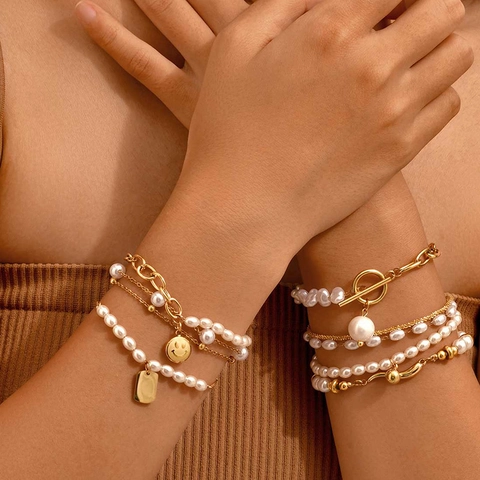 Bracelet Smiley en Acier Inoxydable avec Perle Artificielle pour Femme Rétro Ins Style Pendentif Visage Souriant Plaqué Or