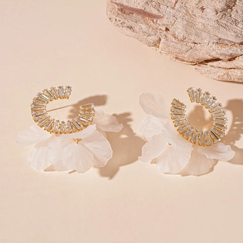 Boucles D'Oreilles Elegantes En Forme De C Avec Petales De Fleurs Base En Cuivre Sertie De Zircon Et Tige En Argent Pour Femmes