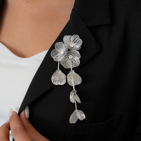 Vintage Flower Brooch For Women Hollow Mesh Iron Rhinestone Tassel Pin Elegant Fashion Jewelry Silver Color