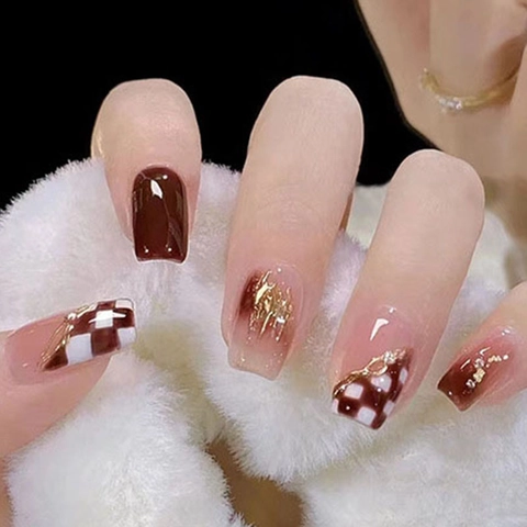 Short Square Press On Nails Brown White Checkered Pattern Fake Nails With Gold Foil And Artificial Pearl Decor For Women Fashion Sweet Style