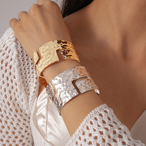 Gehämmerte Metall Manschette Armreif Unregelmäßige Geometrische Aussparung Offener Armreif Moderner Schmuck Für Frauen