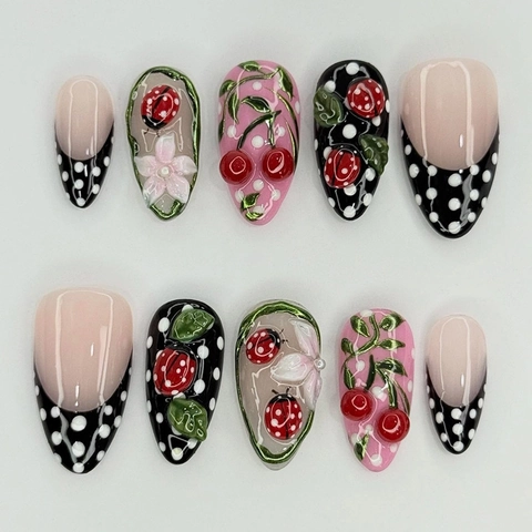 Almond Press On Nägel Marienkäfer Punktmuster 3D Blumen Kirsche Französischer Stil ABS Kunststoff DIY Maniküre Damen