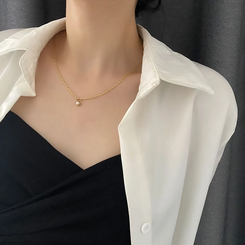 Collana Minimalista in Acciaio al Titanio Placcato Oro per Donna Ciondolo con Perla Artificiale Rotonda Vintage Gioielli