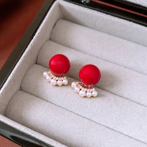 Orecchini A Lobo Con Sfera Rossa Perla Artificial Sintetica E Zircone Forma A Ventaglio Placcato Oro Perno In Argento Vintage Donna