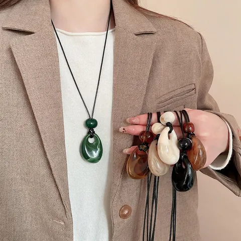 Collier Pendentif En Acrylique Goutte D'eau Vintage Longue Chaîne De Pull En Corde De Cire Noire Style Rétro Texture Marbre Femmes