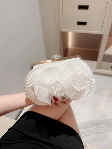 Bolso De Noche Blanco Con Flores 3D Satén Plisado Cierre De Diamantes De Imitación Y Cadena Desmontable