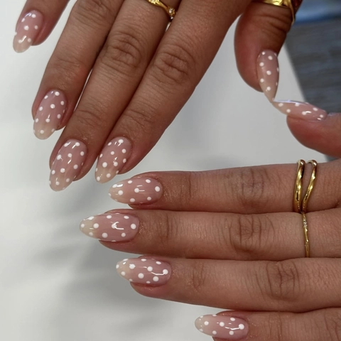 Faux Ongles À Presser Forme Amande Base Rose Nude Motif À Pois Blancs Ongles Artificiels Brillants Pour Femmes