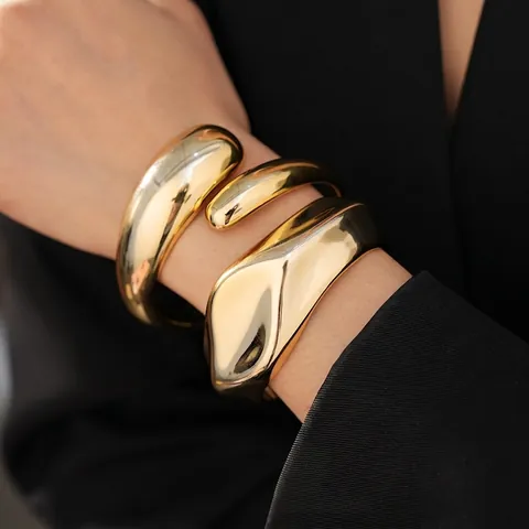 Minimalistische Onregelmatige Golf Manchet Armband Vergulde Legering Vloeibaar Metaal Stijl Opening Hand Sieraden Voor Vrouwen