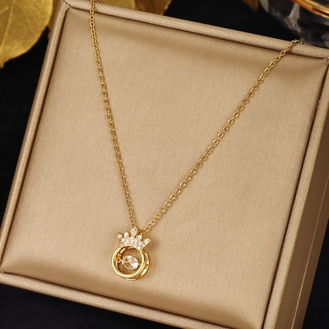Elegante Collana in Acciaio Inossidabile Oro Con Pendente a Corona e Zirconia Fluttuante Per Donna Gioielli