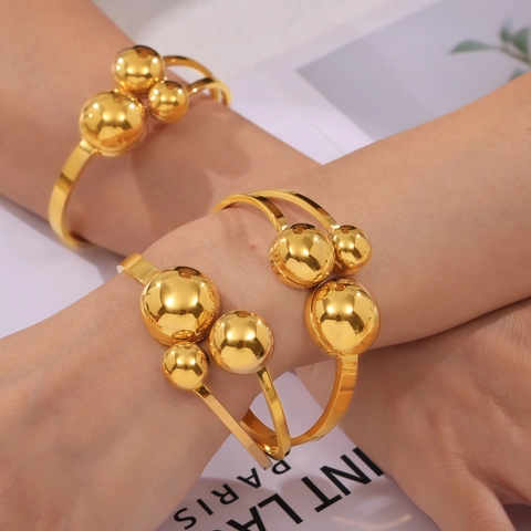 Bracciale Rigido Placcato Oro Moda Acciaio Al Titanio Sfera Decorativa Bracciale A Molla Aperto Geometrico Esagerato Per Donna