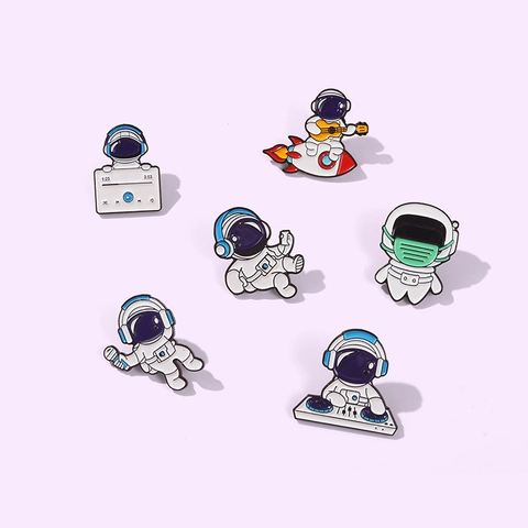 Cartoon Astronaut Emaille Pin Schattige Ruimte Raket Muziek DJ Thema Metalen Badge Broche Voor Rugzak Kleding Accessoires