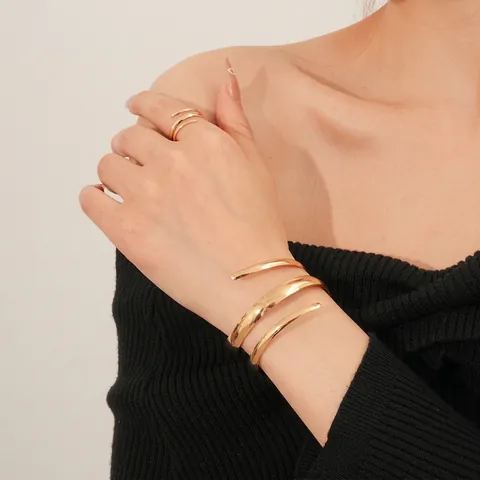 Bracciale Aperto Spirale Geometrica E Anello Metallo Lucido Stile Scultura Minimalista Gioielli Per Donne