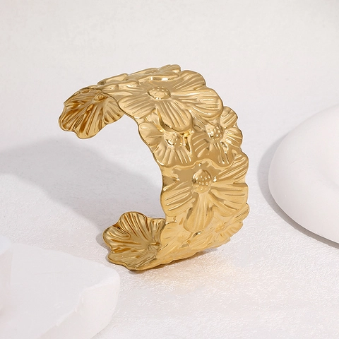 Brazalete De Puño Abierto Ancho Con Flores De Margarita Grabadas Acero Inoxidable Chapado En Oro De 18K Joyería Elegante Minimalista