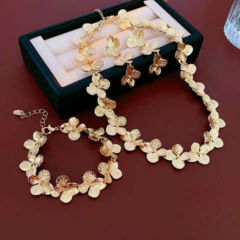 Set Gioielli Fiori Dorati Vintage Collana Bracciale E Orecchini Con Perno In Argento Lega Accessori Retro Per Donne