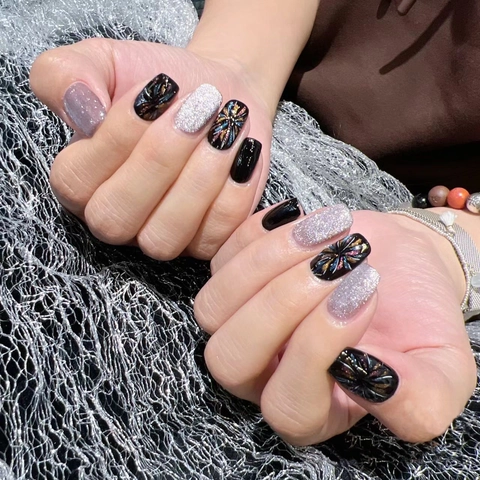 Faux Ongles Oeil De Chat Carrés Ronds Motif Feu D'artifice Coloré Base Noire Paillettes Argentées Mode Style Sombre Femmes