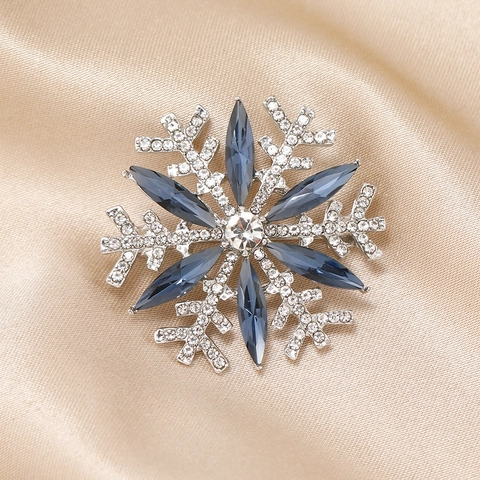 Weihnachtsbroschen Schneeflocken Anstecknadeln Schneemann Schlitten Legierung Strass Muschelperle Emaille Festlicher Schmuck