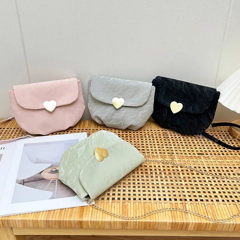 Sacoche Selle Femme en Cuir PU Texture Froissée Boucle en Cœur Or Chaîne en Métal Mini Sac Bandoulière Quotidien