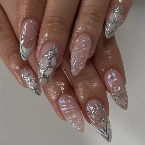 Almond Press On Nägel Nude Pink Glänzend Silberne Metallische Linien 3D Herz Künstliche Perle Dekor Französischer Stil Künstliche Fingernägel Für Frauen