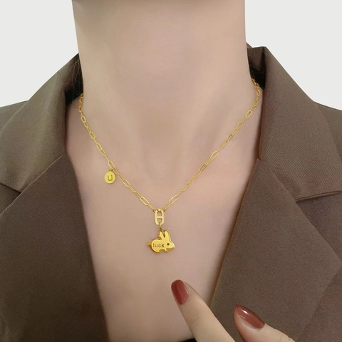 Collana Con Ciondolo a Forma di Coniglio Dorato in Acciaio Inossidabile Con Incisione Luck Gioielli di Moda per Donna