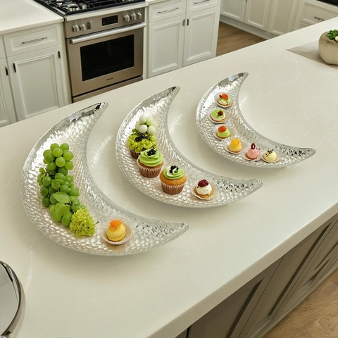 Decorative Crescent Moon Hammered Iron Trays Vintage Metal Serving Plates For Fruit Dessert Snacks Luxury Home Decor Accessory