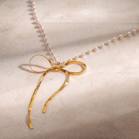 Elegante Collar Con Colgante De Lazo Para Mujer Con Cadena De Perlas Artificiales Blancas Y Joyería De Acero Inoxidable Chapado En Oro 18K