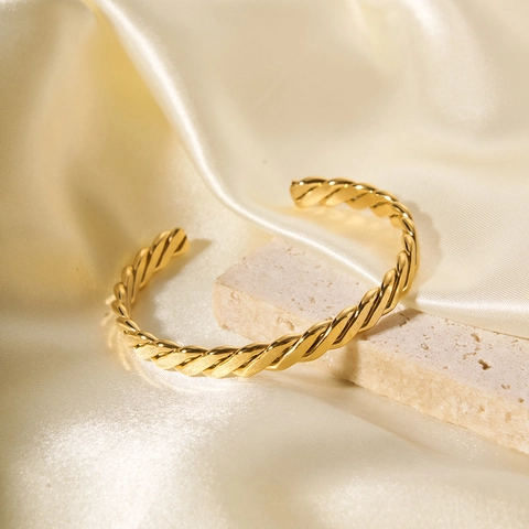 Brazalete Abierto de Acero Inoxidable Chapado en Oro de 18K Minimalista para Mujer Pulsera de Puño en Espiral Geométrica