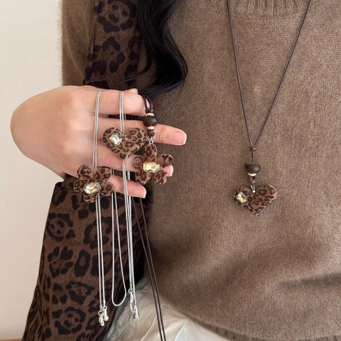 Collar Largo De Cadena Para Suéter Con Colgante De Corazón Y Flor Estampado De Leopardo Para Mujer Estilo Maillard Retro Tela Aleación Cristal