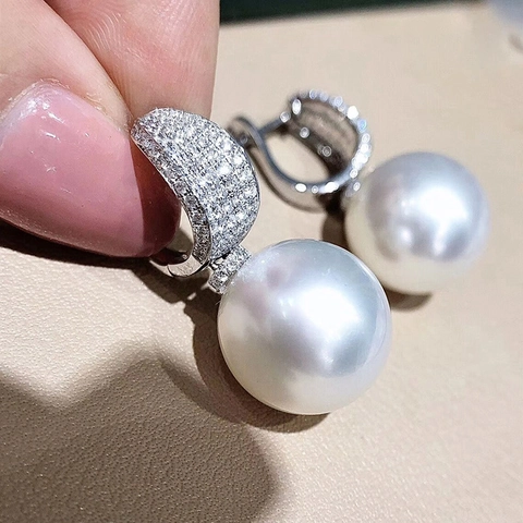 Pendientes De Aro Huggie De Cobre Elegantes Con Micro Pavé De Circonita Y Perla Artificial De Imitación Redonda Colgante Para Mujer