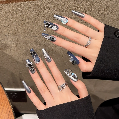 Handgefertigte Gothic Dunkelblaue Silbergraue Glitzer Künstliche Nägel Mit 3D Rose Metallkette Künstliche Perle Strass Lange Sargform Nägel