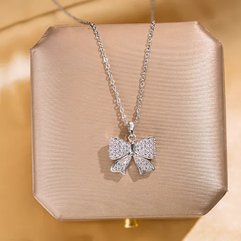 Élégant Collier Pendentif Nœud en Acier Titane pour Femme Couleur Argent Strass Brillant Chaîne Bijoux de Mode