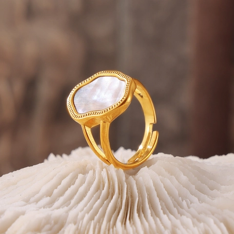 Anello Vintage Francese Con Conchiglia Bianca Irregolare In Acciaio Al Titanio Placcato Oro 18K Anello Geometrico Regolabile