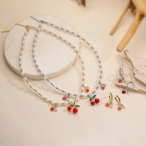 Elegante Set Gioielli Ciliegia Cuore in Rame Perla Artificiale Orecchini Collana da Donna Gioielli Smaltati a Frutto Dolce