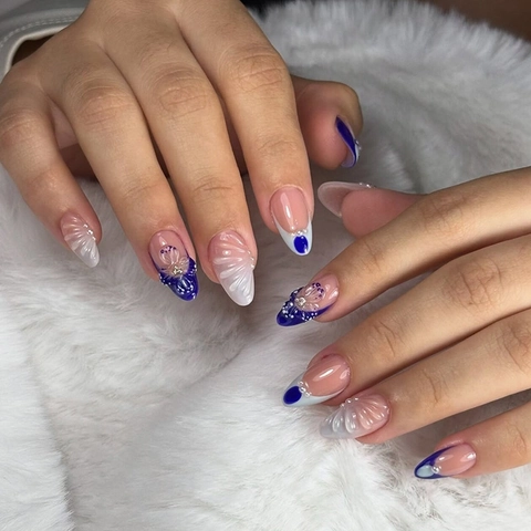 Dunkelblaue French Tip Press On Nails Mit 3D Künstliche Perlenblume Gradient Elegante Mandelform Künstliche Nägel