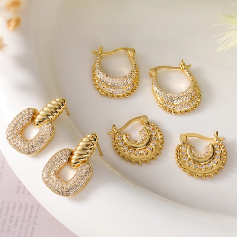 Elegante Geometrische U-Form Creolen Aus 18K Vergoldetem Messing Mit Zirkonia Pave Für Damen Modeschmuck