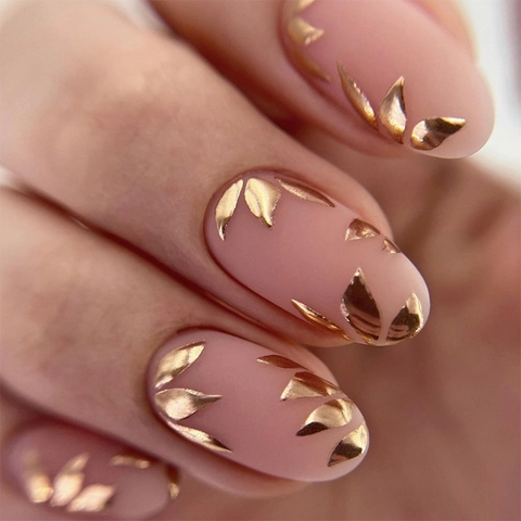 Faux Ongles Mats Courts Ovales Avec Motif Feuille D'or Automne Hiver Brun Rose Nude Pour Femmes
