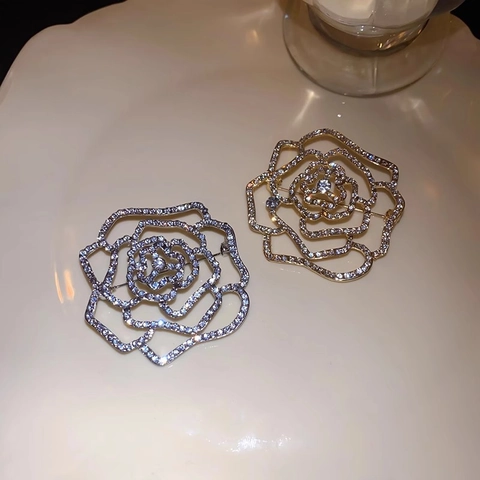 Blumen Brosche Pin Kupferlegierung Zirkonia Hohl Rose Kamelie Floral Elegant Zubehör Für Damen Kleid Anzug