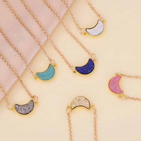 Collar Con Colgante De Luna Aleación Acrílico Brillo Simple Moda Elegante Cadena De Clavícula Joyería Para Mujeres