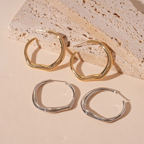 Minimalistische Unregelmäßige Geometrische Creolen Flüssigmetall Textur Legierung Mit 925 Sterling Silber Ohrstecker Für Damen