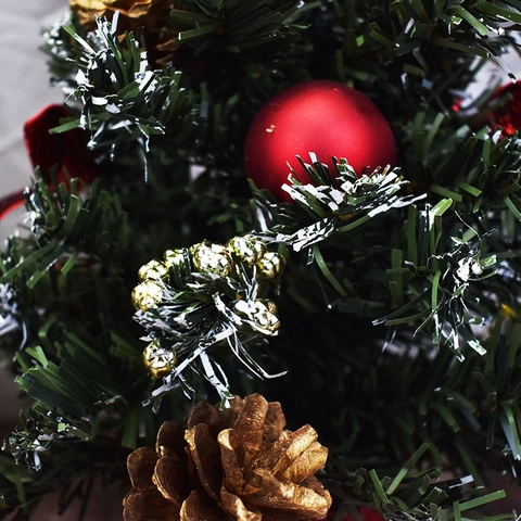 Mini Albero Di Natale Da Tavolo Decorazione Artificiale Di Aghi Di Pino Con Fiocchi Palle E Pigne Per Ornamento Festivo Da Scrivania Casa