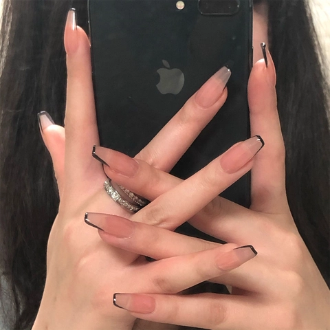 Unghie Finte Rosa Nude Lucide Con Punte Francesi Nere Forma Di Bara Lunga Per Donne Manicure Stile Semplice