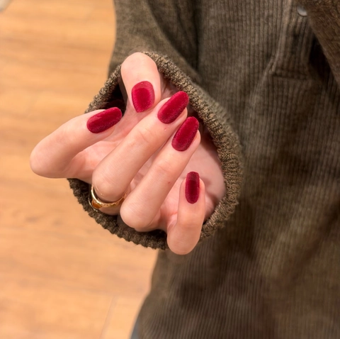 Wijnrode Fluwelen Press On Nails Kort Ovaal Gevlokte Textuur Mat Elegant Vintage Kunstnagels Voor Vrouwen
