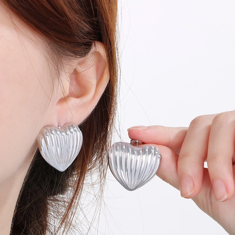 Edelstahl Herz Ohrstecker Für Damen 18K Vergoldet Rippenmuster Vertikale Streifen Textur Übertriebener Trendiger Schmuck