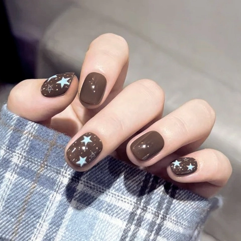Faux Ongles À Presser Marron Foncé Motif Étoile Carré Court Brillant Ongles Artificiels Pour Femmes Style Automne