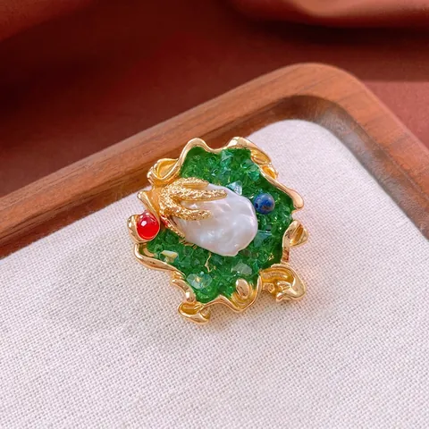 Broche Künstliche Perle Baroque Vintage Alliage Plaqué Or Bord Vague Irrégulier Émail Vert Épingle De Poitrine Artistique Bijoux Pour Femmes