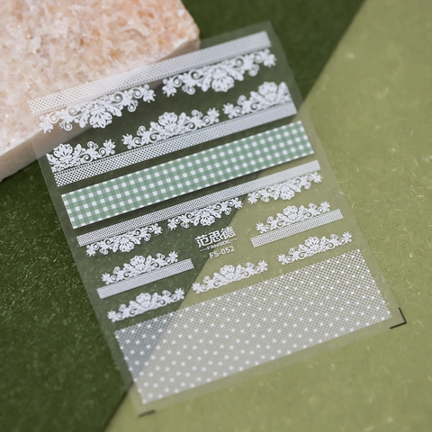 Nagelkunst Sticker Geprägt Ultradünn Selbstklebend Weiße Spitze Floral Kariert Französischer Retro-Stil DIY Maniküre Frauen